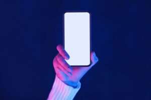 暗がりで点灯するスマホの写真