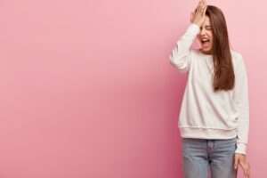 やっちゃった！と後悔する女性